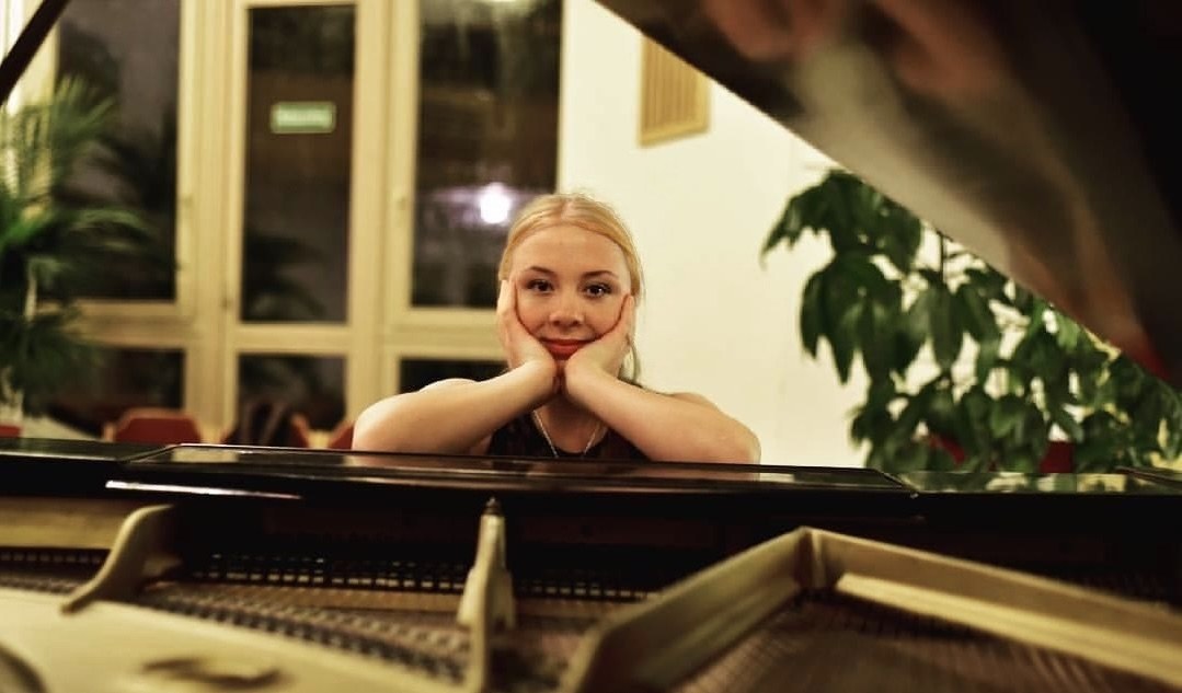 Ekaterina Gehring am geöffneten Flügel
