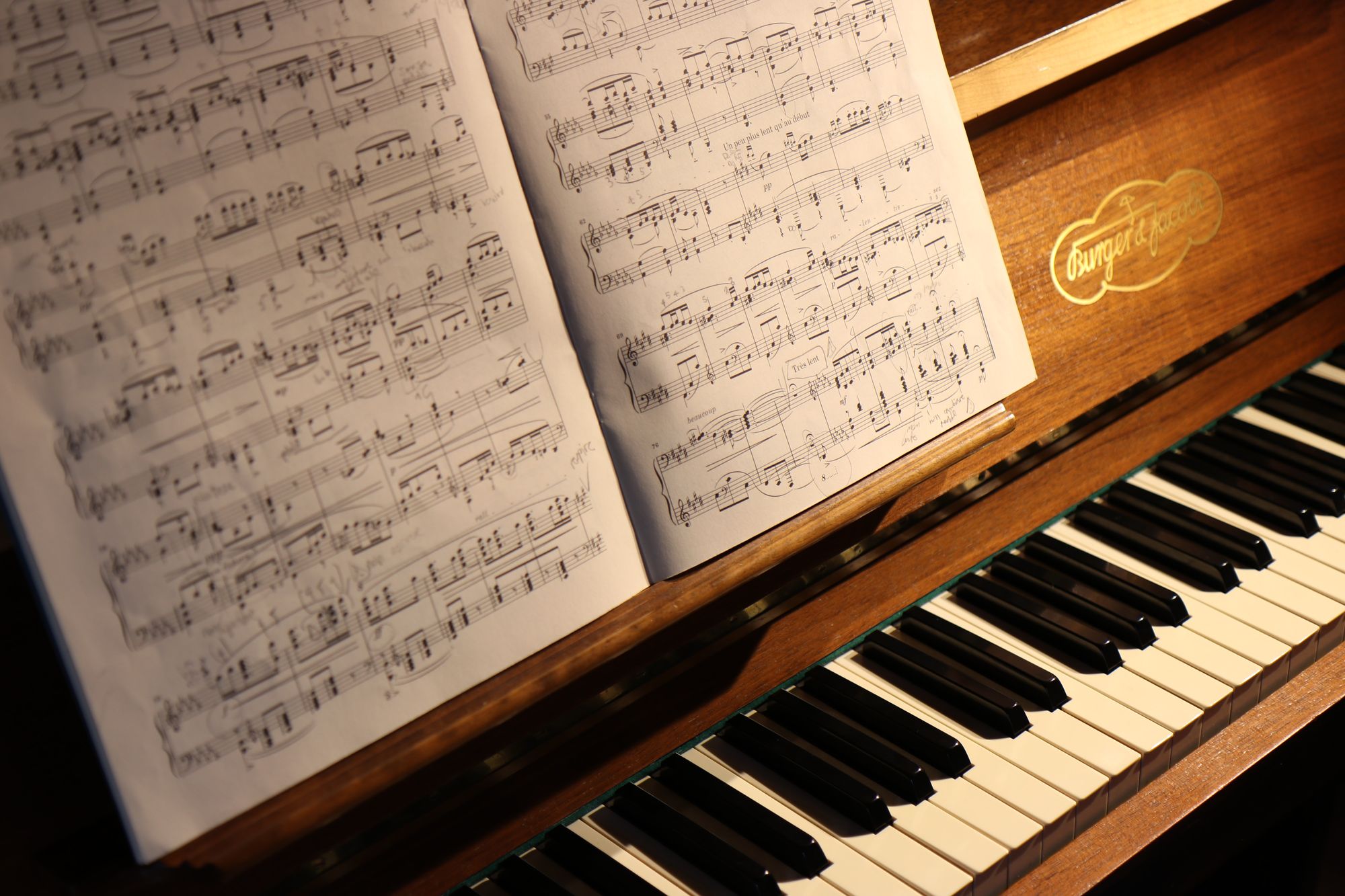 Aufgeschlagene Noten auf einem Klavier